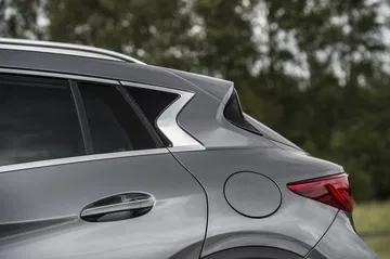 Vista lateral que muestra las líneas aerodinámicas del Infiniti QX30.