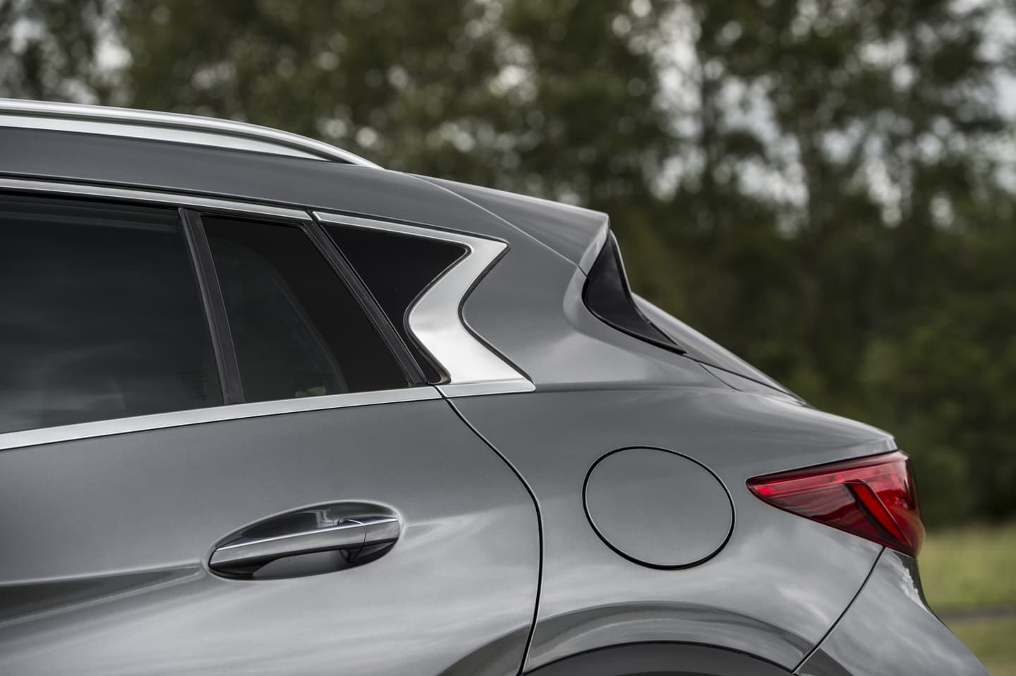 Vista lateral que muestra las líneas aerodinámicas del Infiniti QX30.