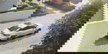 Imagen aérea del Jaguar XF mostrando su diseño de techo y líneas aerodinámicas.