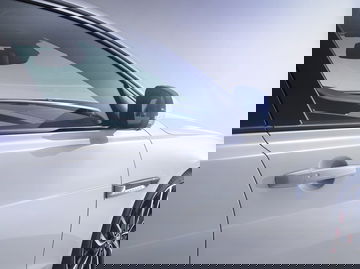Vista lateral parcial del Jaguar XF enfocando las líneas aerodinámicas.