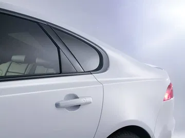 Vista lateral del Jaguar XF destacando su línea aerodinámica.