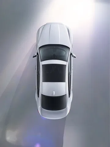 Vista aérea del techo de un Jaguar XF, destacando su diseño y acabados.