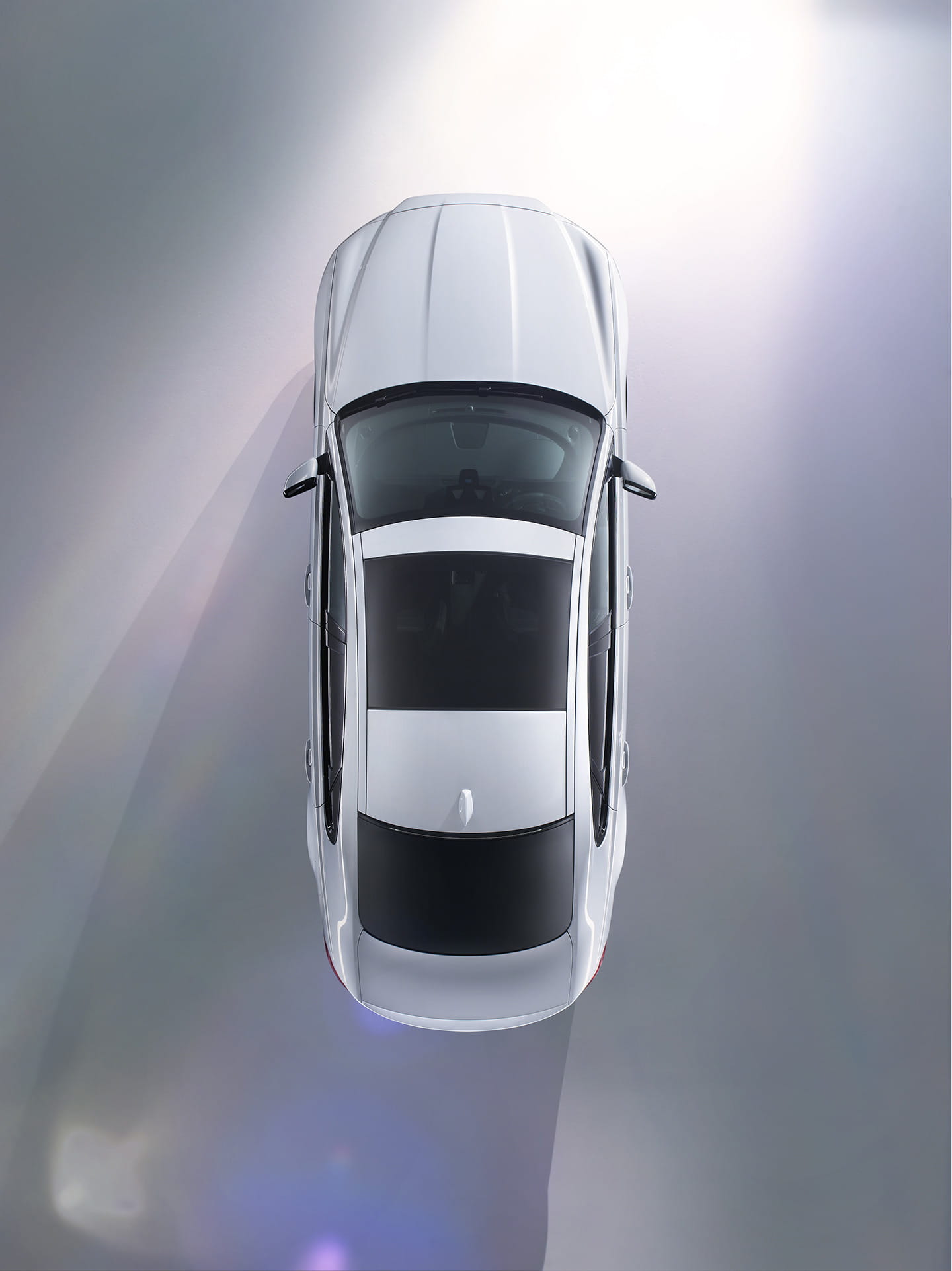 Vista aérea del techo de un Jaguar XF, destacando su diseño y acabados.