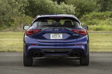 Diseño trasero del QX30 destacando sus elegantes líneas curvas.