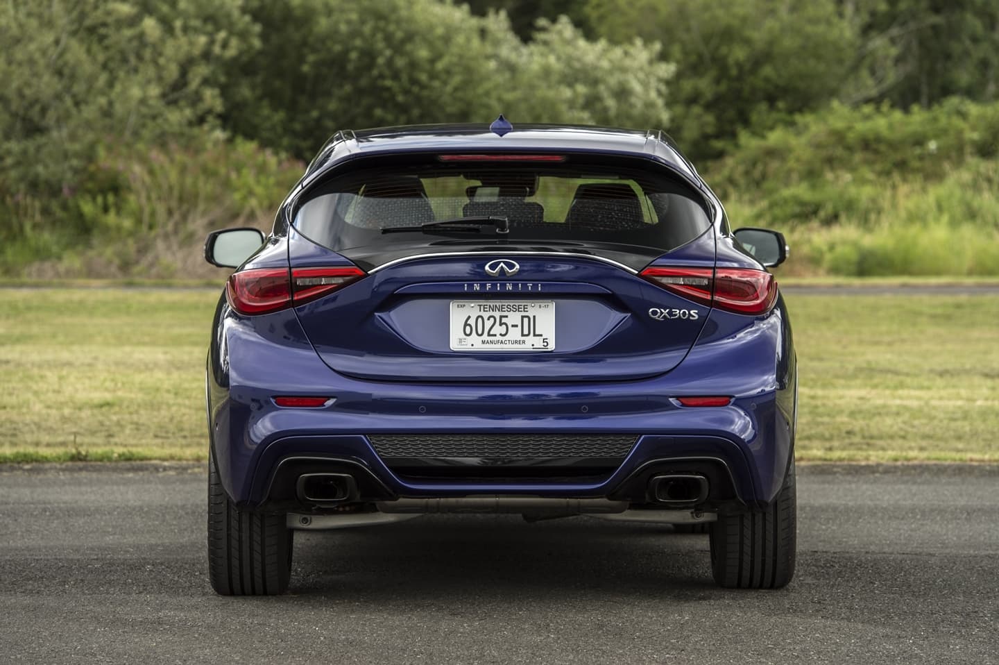 Diseño trasero del QX30 destacando sus elegantes líneas curvas.