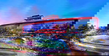 Vista panorámica de Ferrari Land durante el atardecer