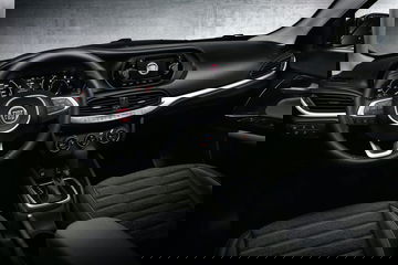 Volante y consola central del Fiat Aegea destacando su ergonomía y diseño moderno.