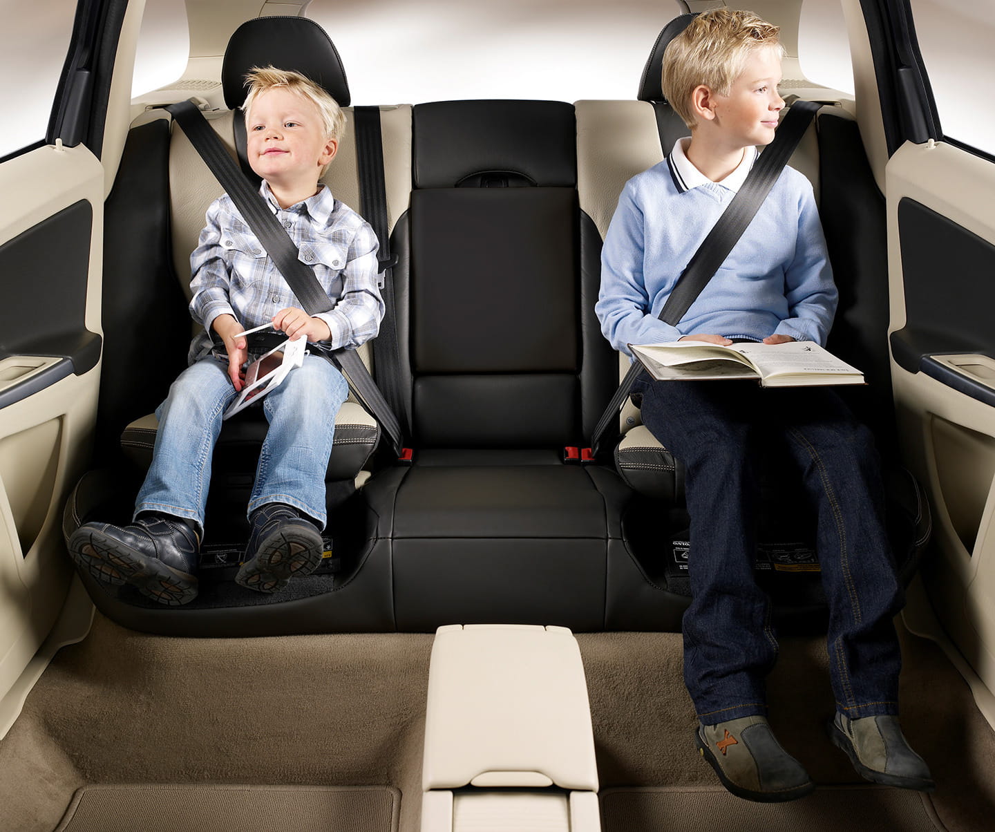 La seguridad de los asientos infantiles de carro y los niños