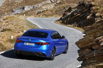Vista dinámica de la trasera y lateral del Alfa Romeo Giulia en azul