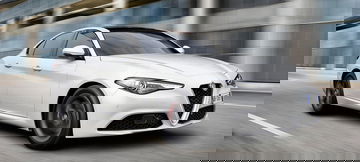 Vista lateral dinámica del Alfa Romeo Giulia en color blanco.