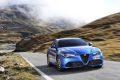 Vista dinámica del Alfa Romeo Giulia en carretera de montaña.
