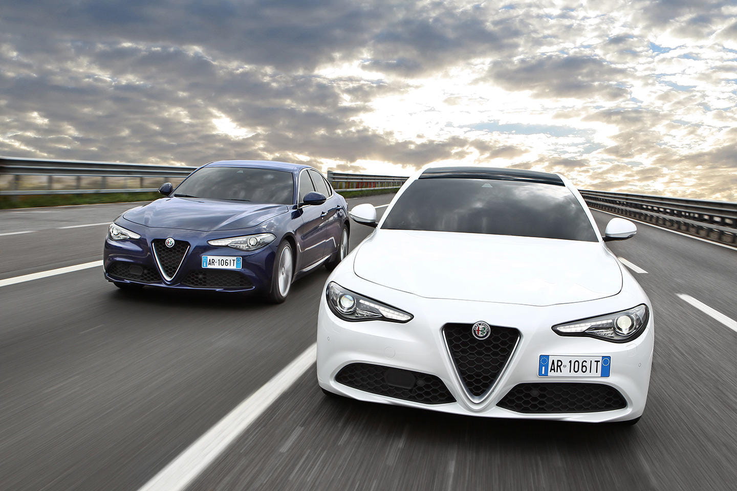 Dos Alfa Romeo Giulia avanzando agresivamente en la carretera