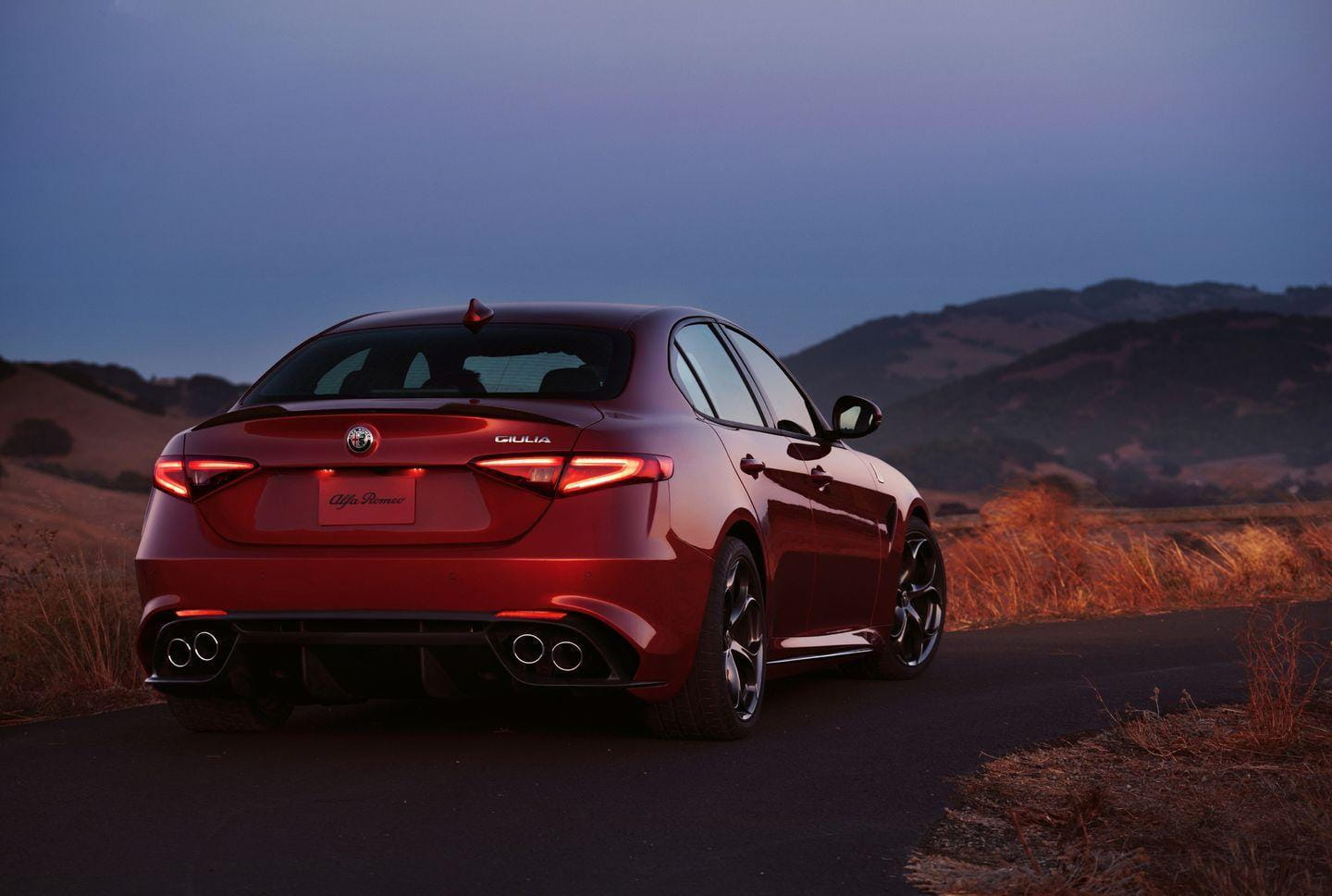 Vista trasera lateral del Alfa Romeo Giulia, destacando su diseño deportivo.