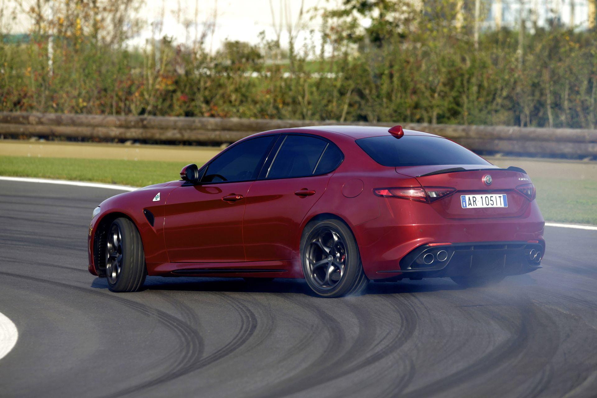 Vista dinámica de un Alfa Romeo Giulia en circuito, destacando su línea deportiva.