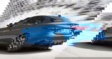 Perfil dinámico del Alfa Romeo Giulia, destacando su diseño deportivo.