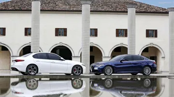Alfa Romeo Giulia en azul vista lateral, elegancia y deportividad.