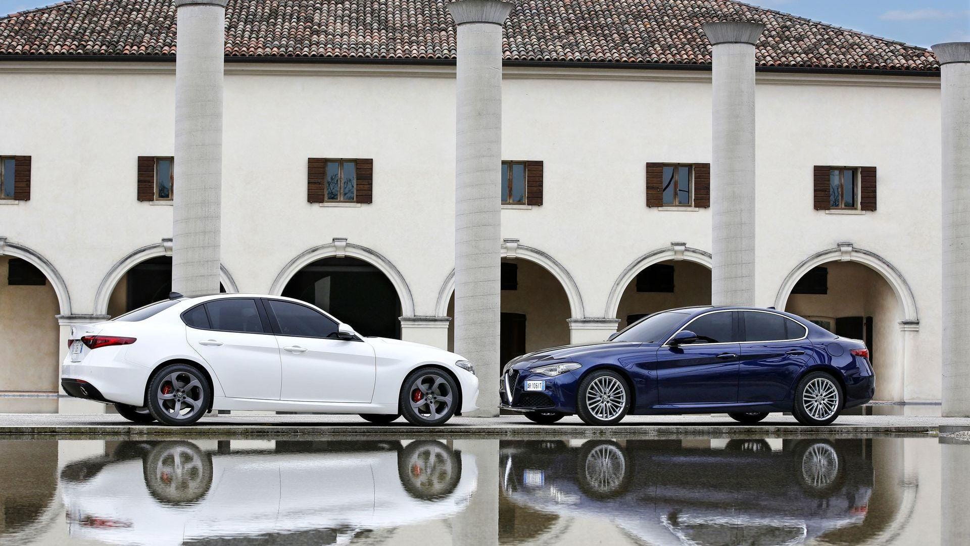 Alfa Romeo Giulia en azul vista lateral, elegancia y deportividad.