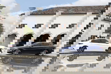 Dos Alfa Romeo Giulia mostrando su perfil elegante y deportivo.