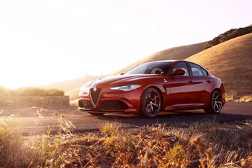 Vista lateral del Alfa Romeo Giulia resaltando su diseño elegante