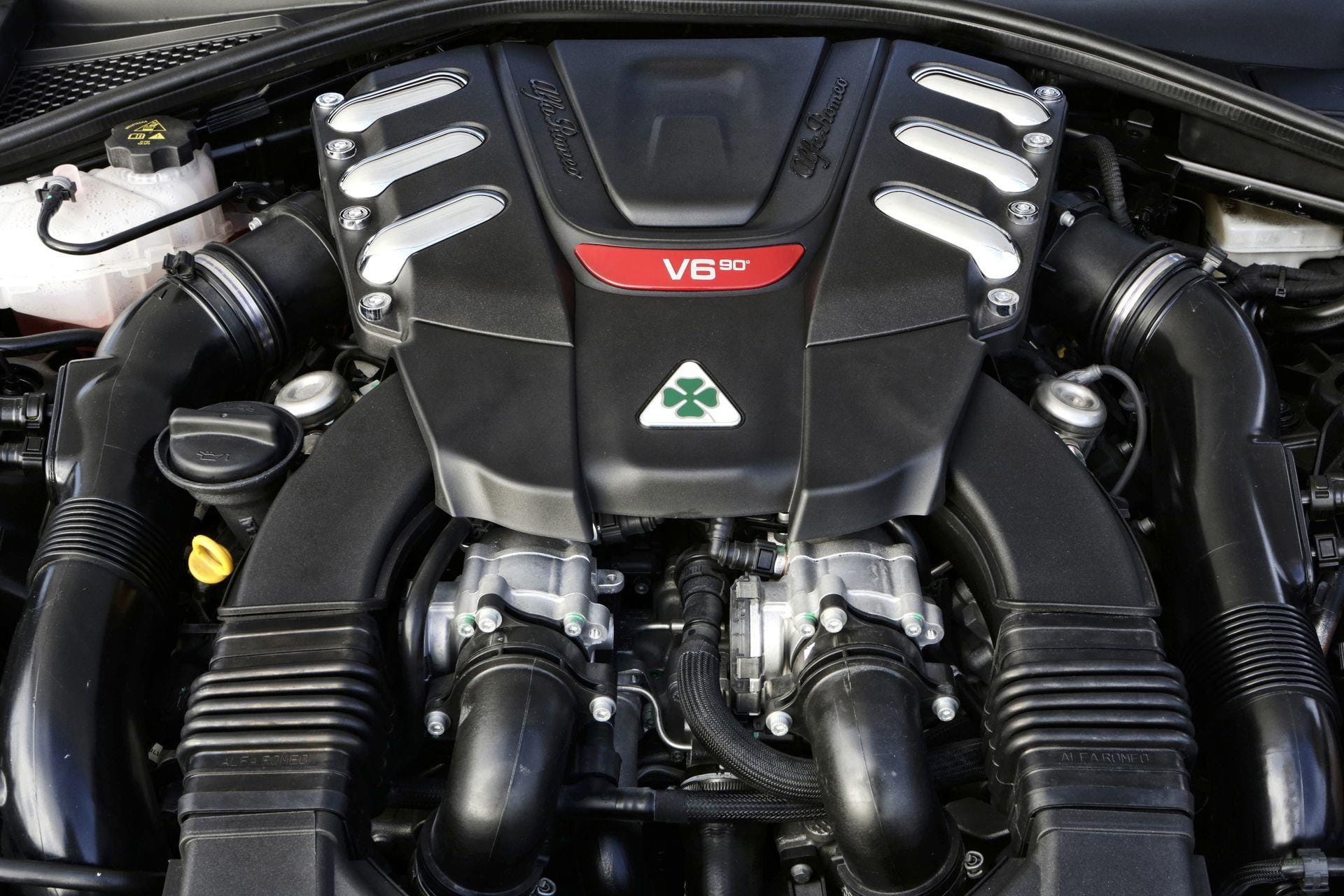 Vista detallada del motor del Alfa Romeo Giulia, enfocando la potencia y rendimiento.