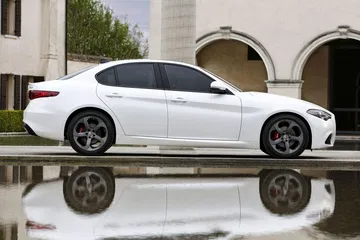 Perfil pulcro del Alfa Romeo Giulia destacando su línea deportiva.