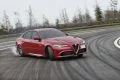 Vista dinámica del Alfa Romeo Giulia en pista, destacando su perfil delantero y lateral.