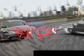 Vista dinámica del Alfa Romeo Giulia en pista, destacando su perfil delantero y lateral.