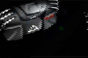 Vista del poderoso motor V6 del Alfa Romeo Giulia.