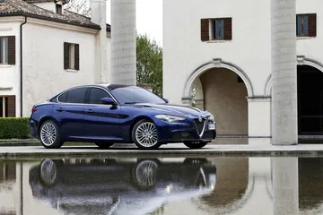 Elegante perfil lateral del Alfa Romeo Giulia resaltando su diseño deportivo