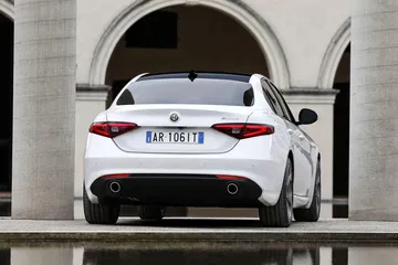 Elegante diseño trasero con líneas fluidas del Alfa Romeo Giulia.