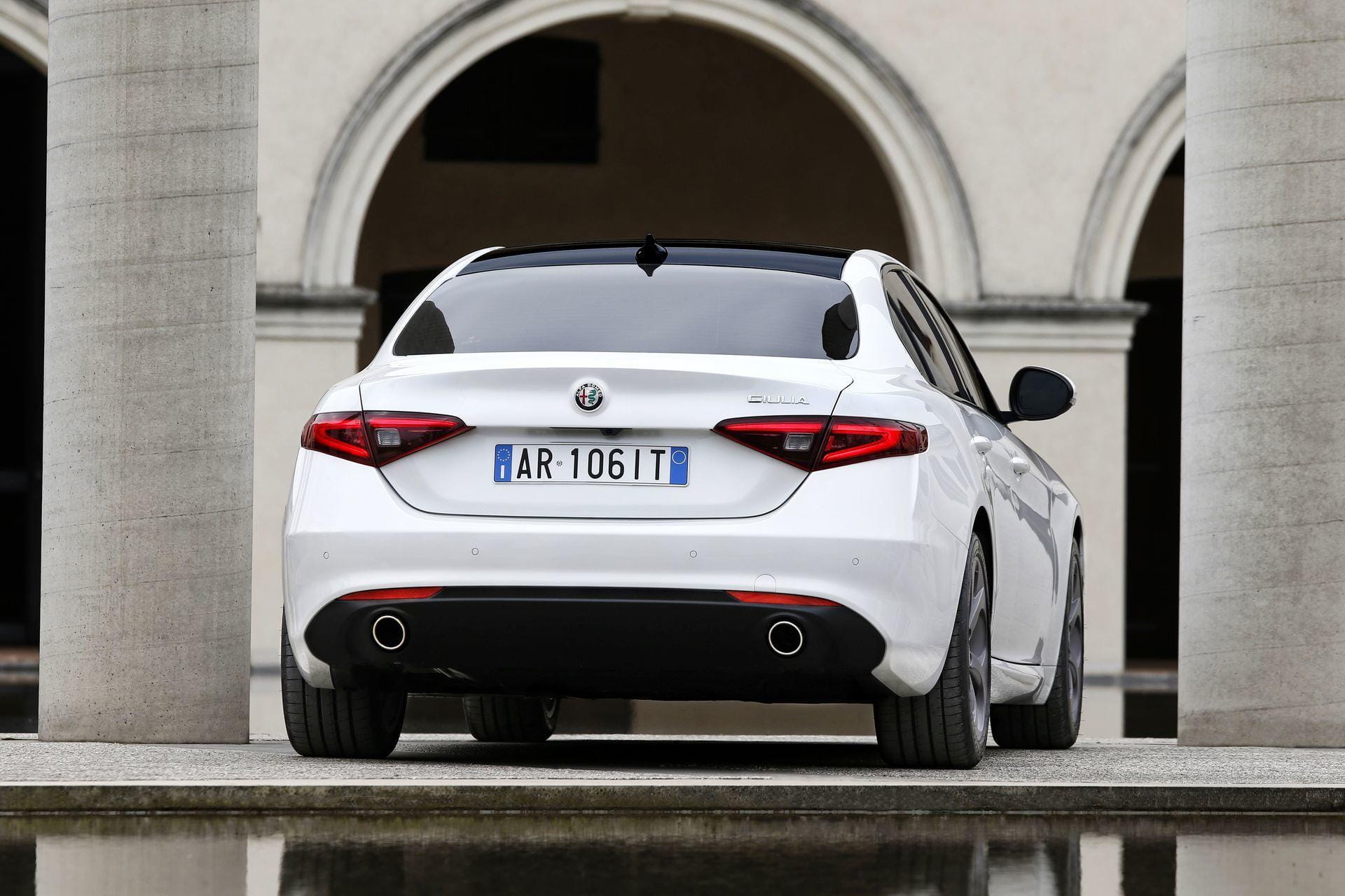 Elegante diseño trasero con líneas fluidas del Alfa Romeo Giulia.