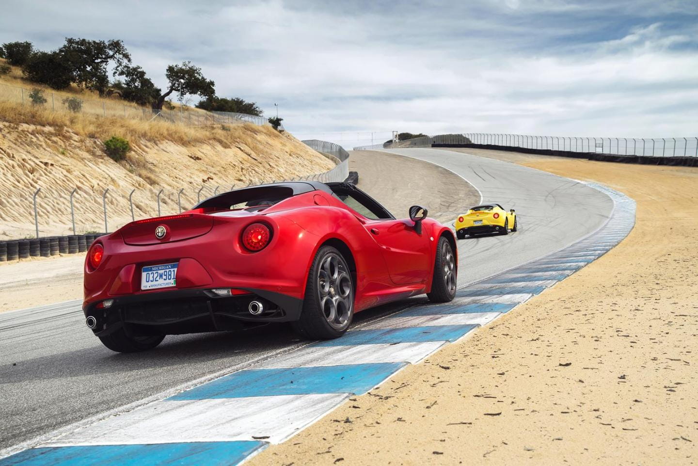 Alfa Romeo 4c Spider Nueva Galer 237 A De Fotos 240 Cv De