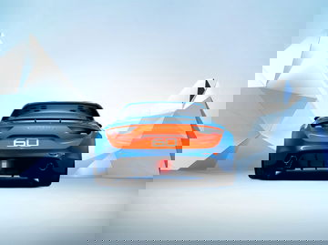 Vista trasera del Alpine A120 realzando su diseño deportivo y aerodinámico.