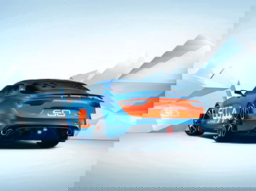 Vista trasera y lateral del Alpine A120 destacando su diseño deportivo.