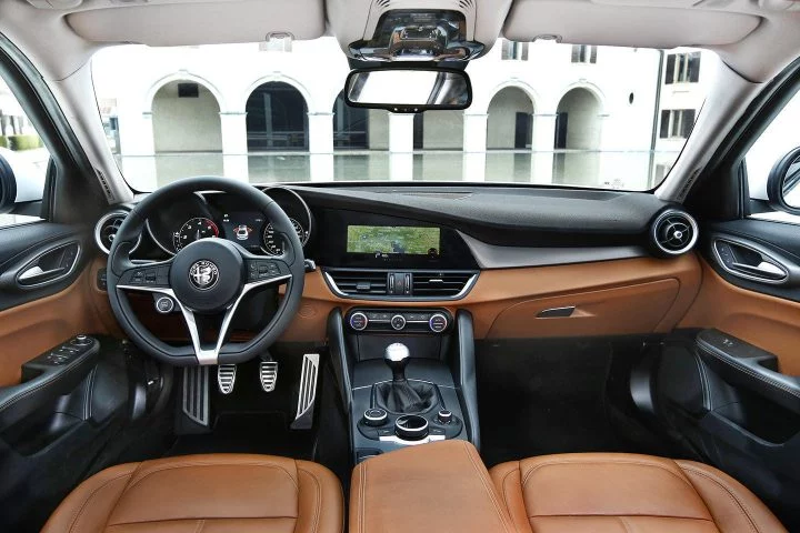 Vista del habitáculo del Alfa Romeo Giulia, destacando su diseño lujoso y ergonómico.