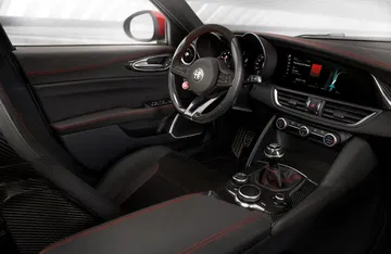 Vista angulada del habitáculo del Alfa Romeo Giulia, destacando su diseño y ergonomía.