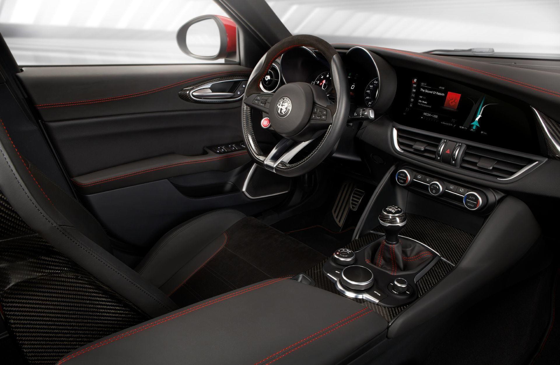 Vista angulada del habitáculo del Alfa Romeo Giulia, destacando su diseño y ergonomía.