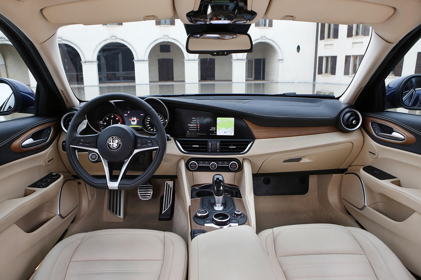 Vista del habitáculo del Alfa Romeo Giulia con acabados de alta calidad.