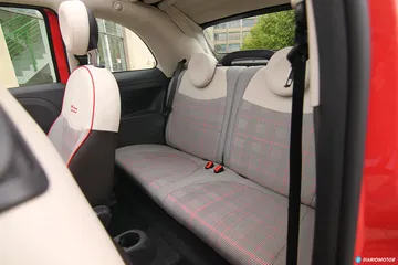 Vista del asiento trasero del Fiat 500, con tapicería en tonos grises.