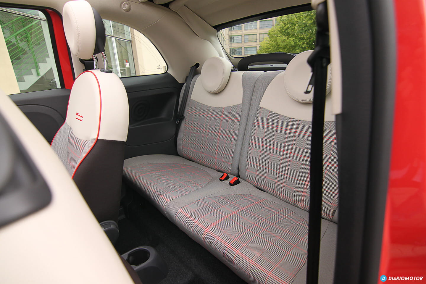 Vista del asiento trasero del Fiat 500, con tapicería en tonos grises.
