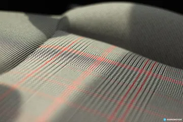 Tapicería con patrón a rayas del Fiat 500, resaltando los finos acabados.