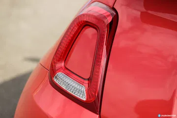 Vista cercana de la luz trasera del Fiat 500, destacando su diseño único.