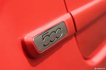 Primer plano del emblema lateral del Fiat 500, un detalle icónico del modelo.
