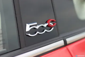 Vista cercana del emblema lateral del Fiat 500, clásico y distintivo.