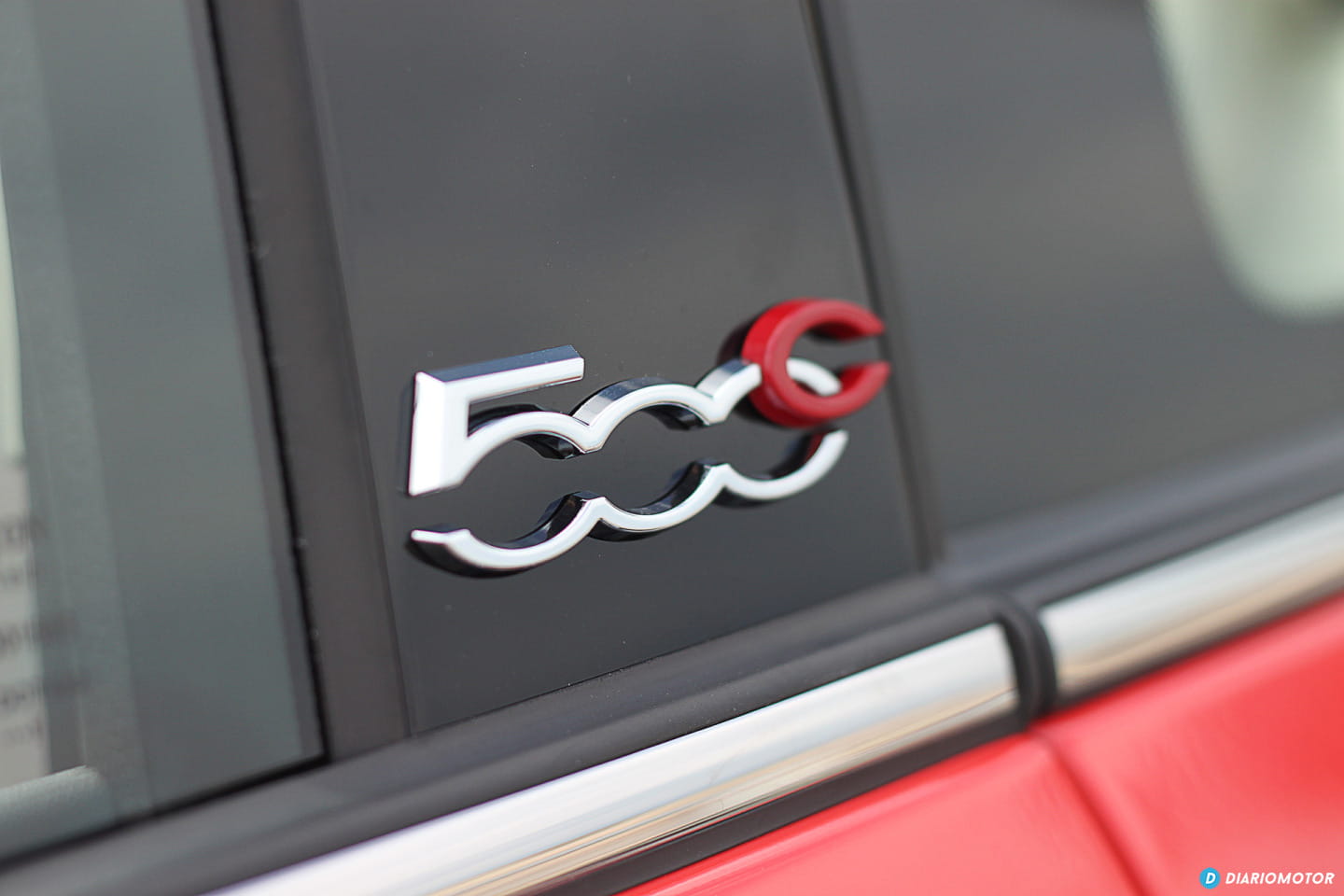 Vista cercana del emblema lateral del Fiat 500, clásico y distintivo.