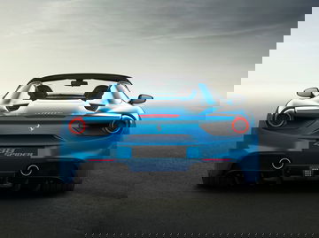 Vista trasera del Ferrari 488 Spider mostrando su distintivo diseño aerodinámico.
