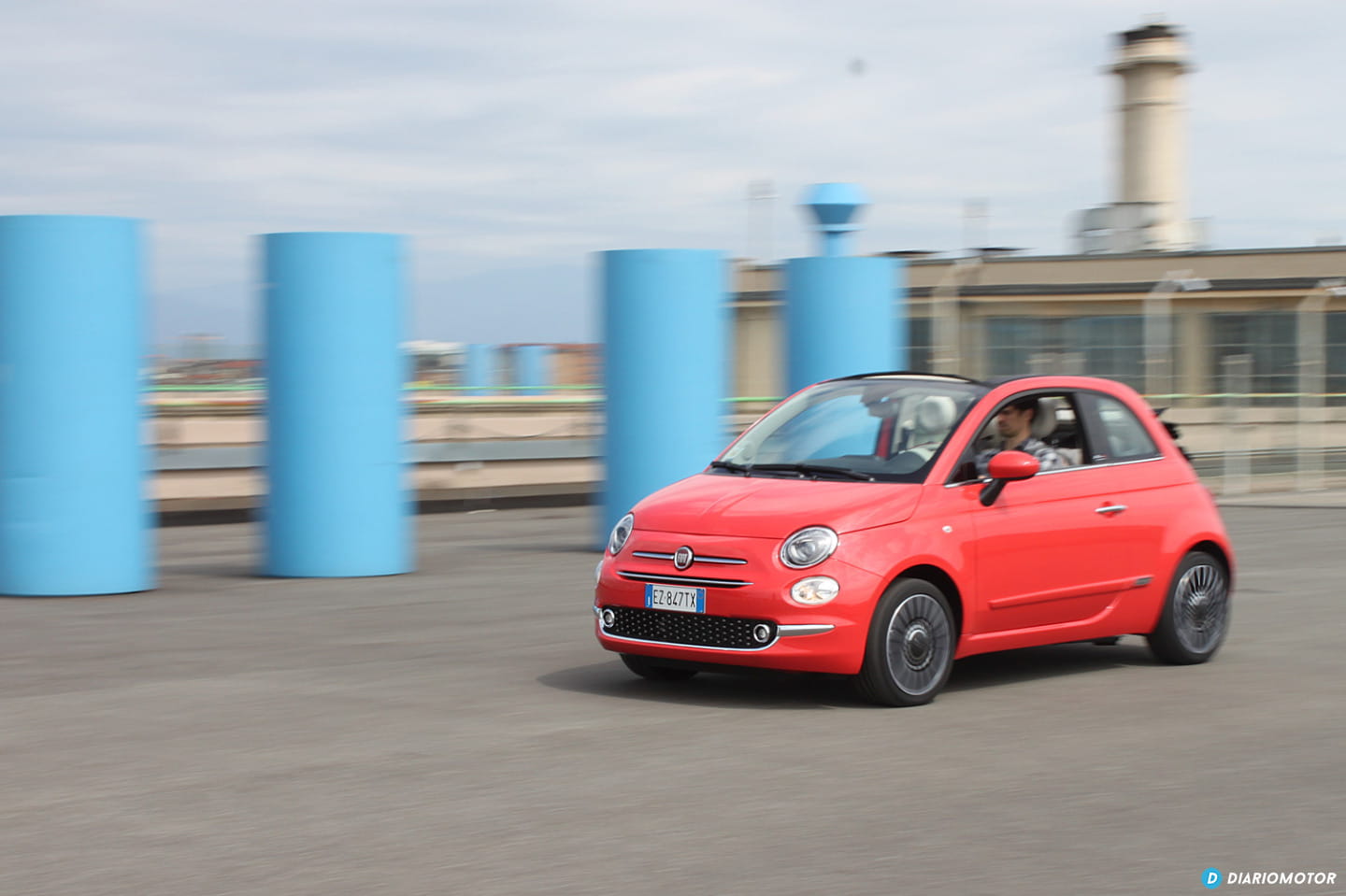 Vista dinámica del Fiat 500 en movimiento, destacando su diseño lateral compacto.