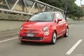 Vista dinámica del Fiat 500 en color rojo, enfocando la parte delantera y lateral.