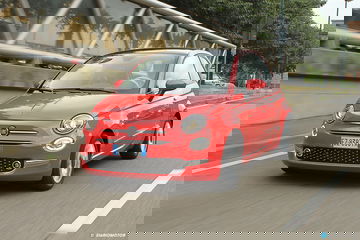 Vista dinámica del Fiat 500 en color rojo, enfocando la parte delantera y lateral.