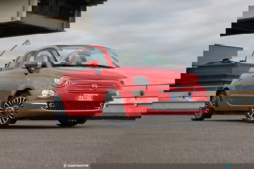 Vista lateral del Fiat 500 que muestra su diseño compacto y elegante.